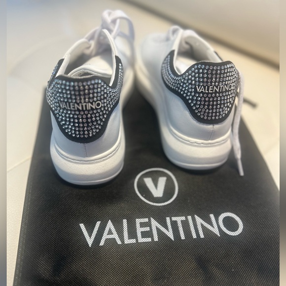 Valentino White Low Top
Sneaker with Rhinestone
Embellishments - Size 9.5 - Picture 3 of 7